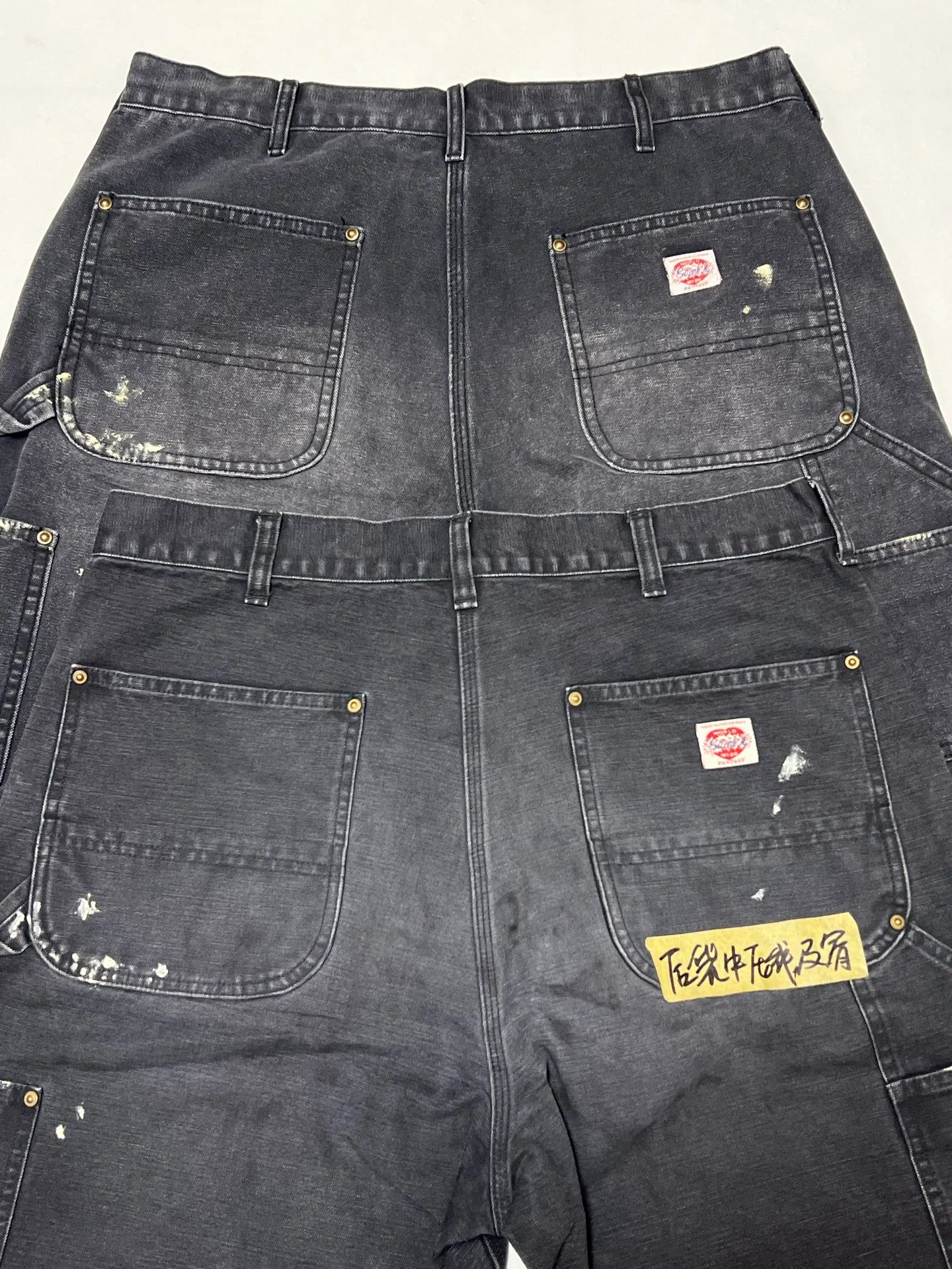 Original proofing SAINT Mxxxxxx DOUBLE KNEE SHORTS/BLK Knee patches splashed with ink, washed and damaged denim shorts. Washed black S-XL. Custom woven and dyed denim fabric with clear texture. Heavy washing and water fading to create local mottled fading/hole effects. Artificial distressing to simulate natural wearing marks. VINTAGE sense. Original consistent damage treatment. Hand splashed ink and paint. Original consistent wash mark/pocket mark. Double knee patches. Rivet reinforcement. Improve functionality while enhancing design